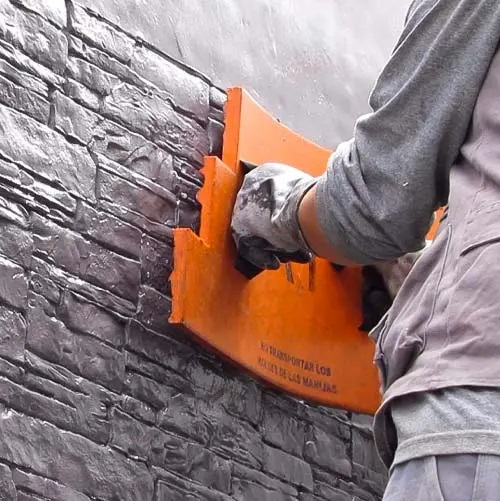 Los moldes para estampado de concreto se usan en paredes y pisos